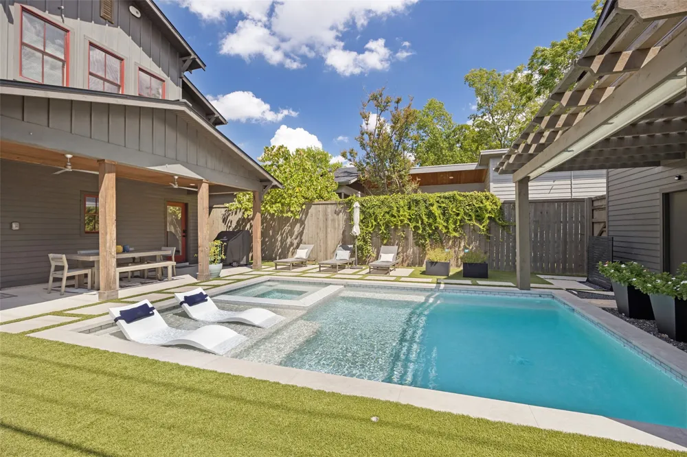 8600 Forest Hills Boulevard Dallas, TX 75218