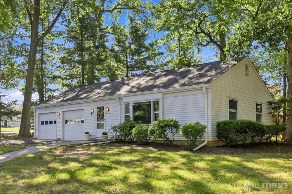 321-A SE Sharon Way SE Monroe, NJ 08831
