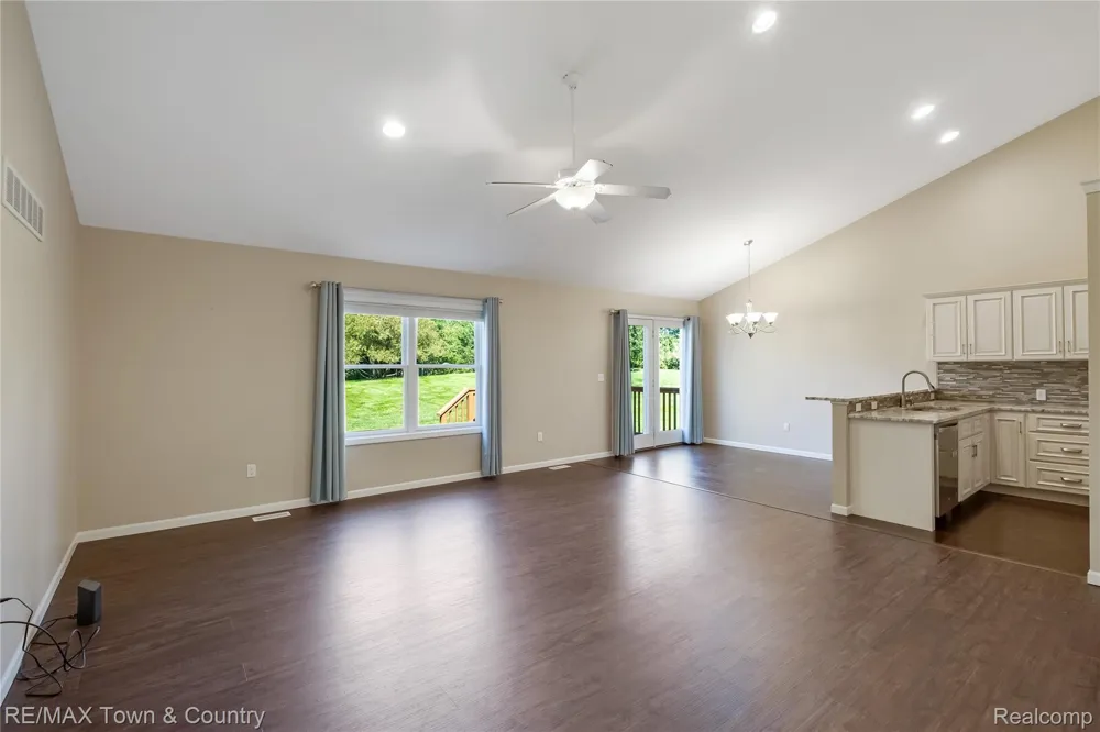 7070 Cambridge Drive #12 Flushing Charter Township, MI 48433