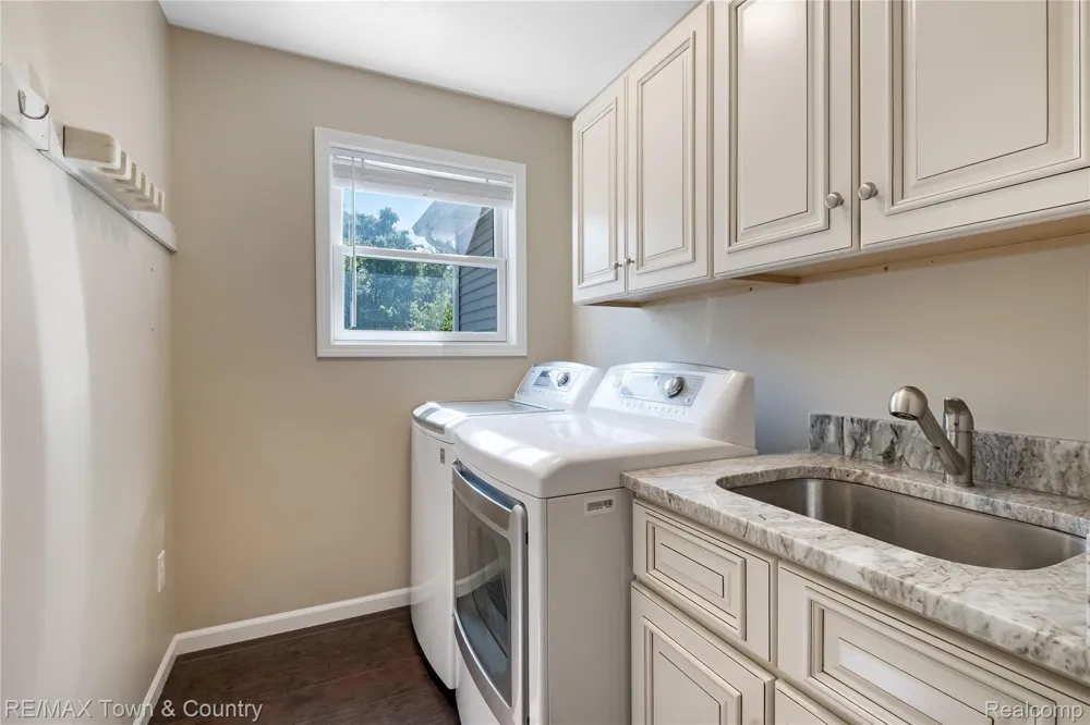 7070 Cambridge Drive #12 Flushing Charter Township, MI 48433