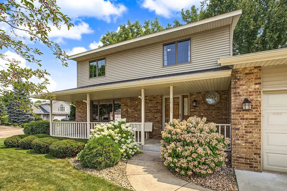 16205 Logarto Lane Lakeville, MN 55044