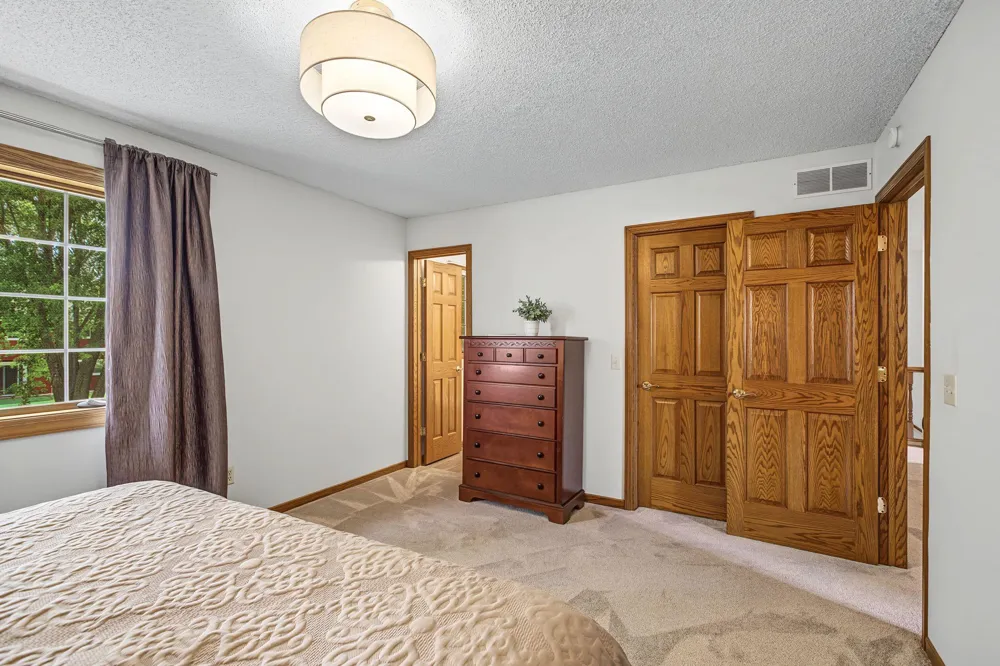 16205 Logarto Lane Lakeville, MN 55044