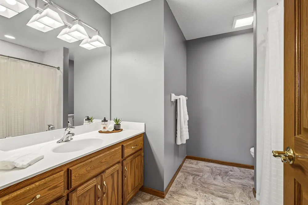 16205 Logarto Lane Lakeville, MN 55044