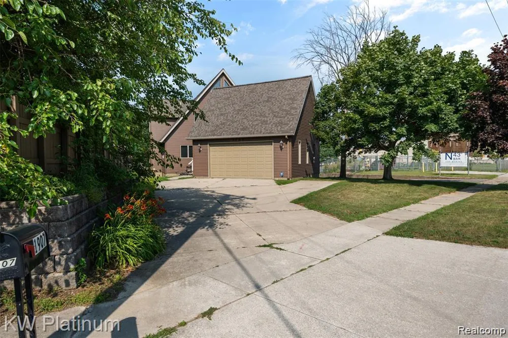 1907 Riverside Drive Port Huron City, MI 48060