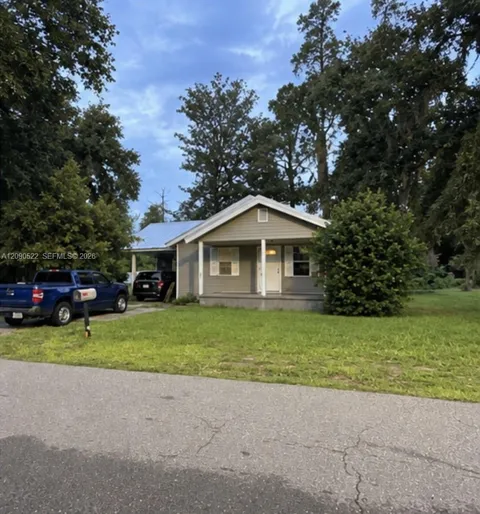 1051 Lake Dr