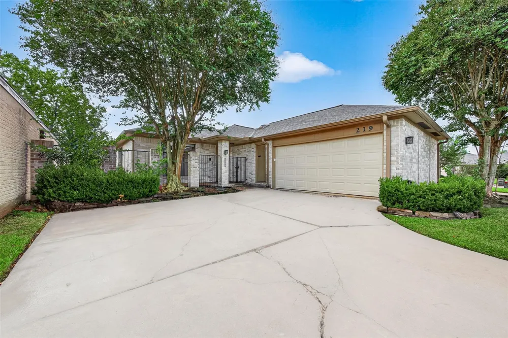 219 Essex Place Stafford, TX 77477