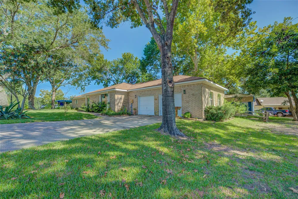 20 Valley Drive Coldspring, TX 77331