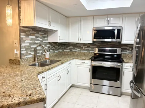 1000 CRESTWOOD COURT S #1005
