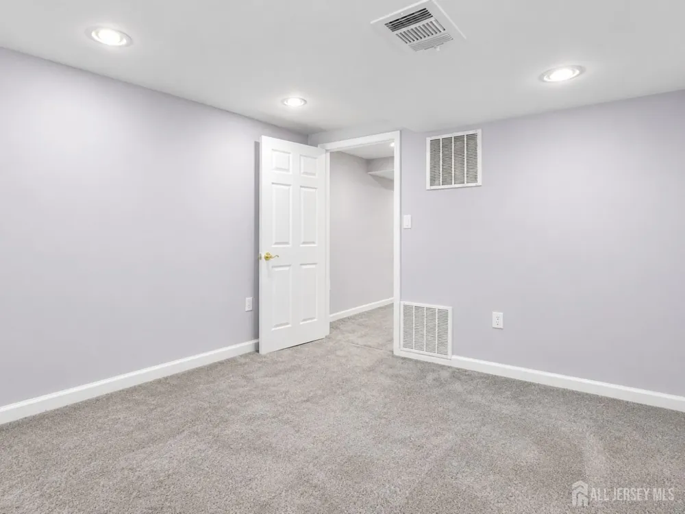 251 Sayre Drive Plainsboro, NJ 08540