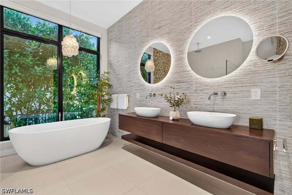 7TH AVENUE Naples, FL 34102