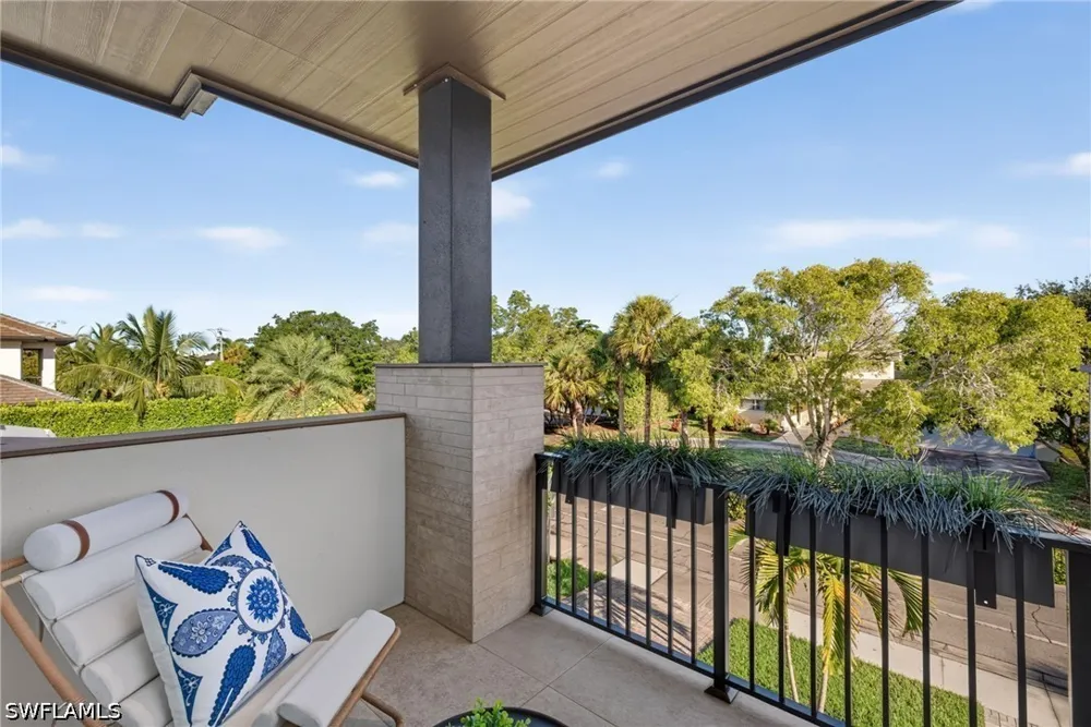 7TH AVENUE Naples, FL 34102