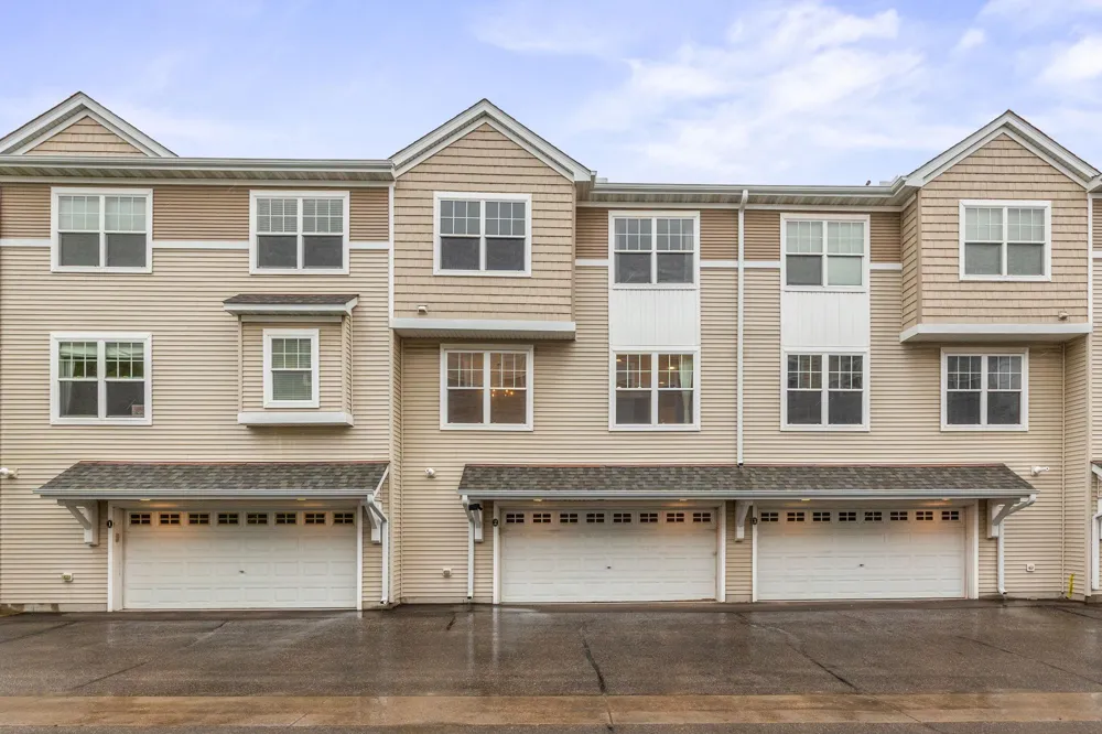 1686 Village Trail E #2 Maplewood, MN 55109