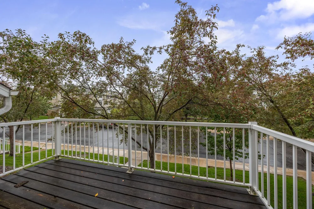 1686 Village Trail E #2 Maplewood, MN 55109
