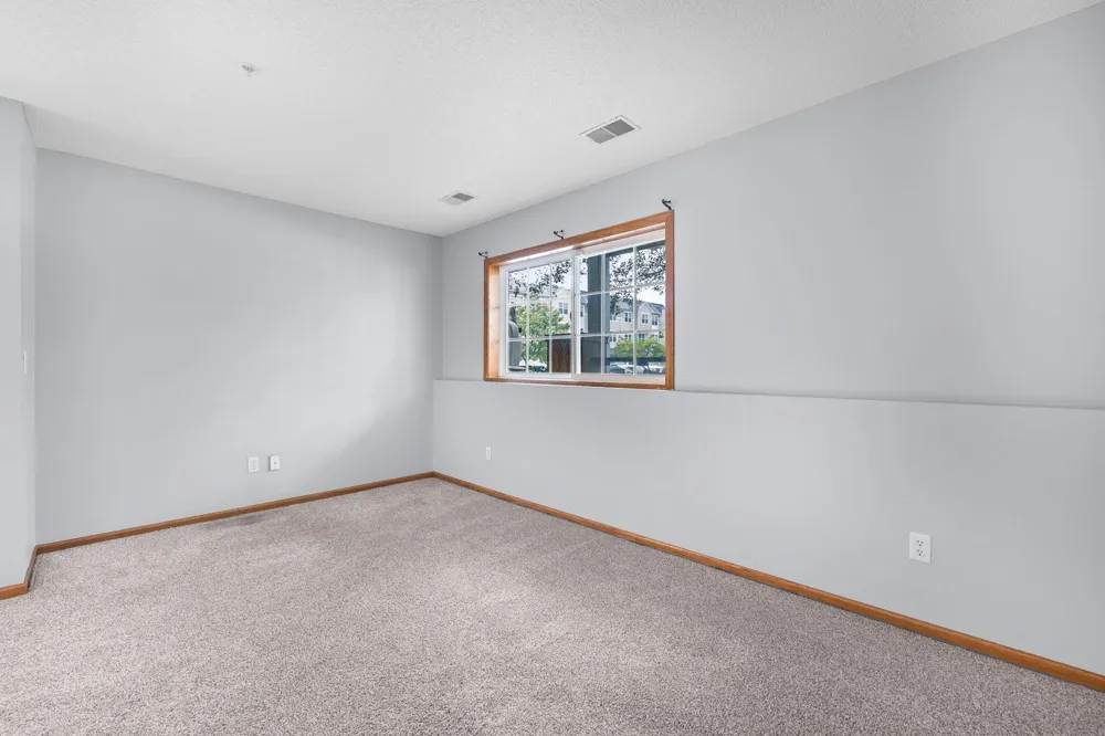 1686 Village Trail E #2 Maplewood, MN 55109