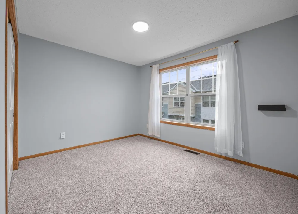 1686 Village Trail E #2 Maplewood, MN 55109