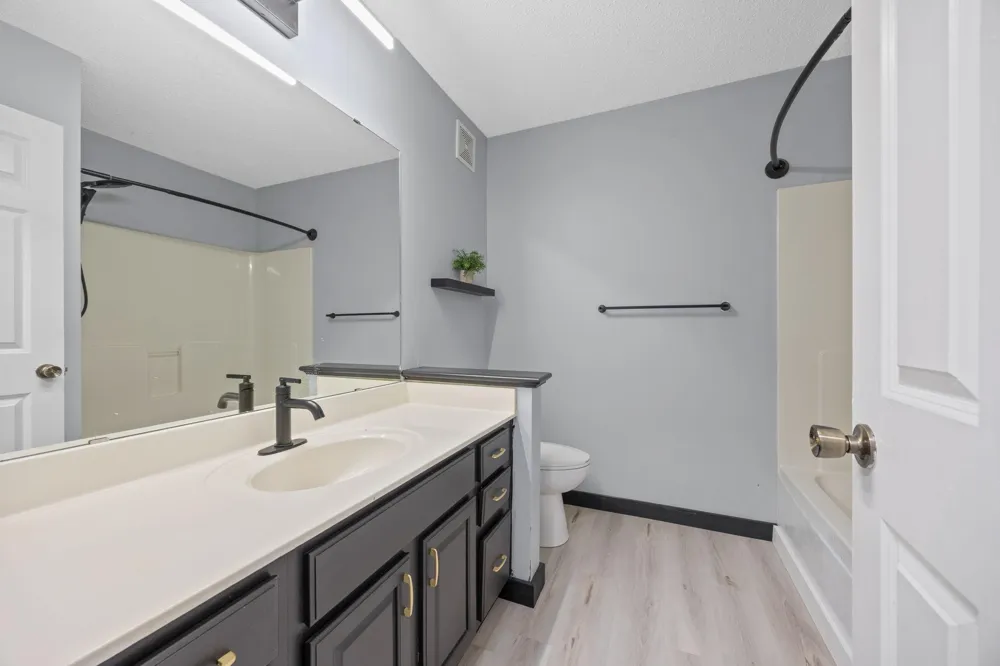 1686 Village Trail E #2 Maplewood, MN 55109