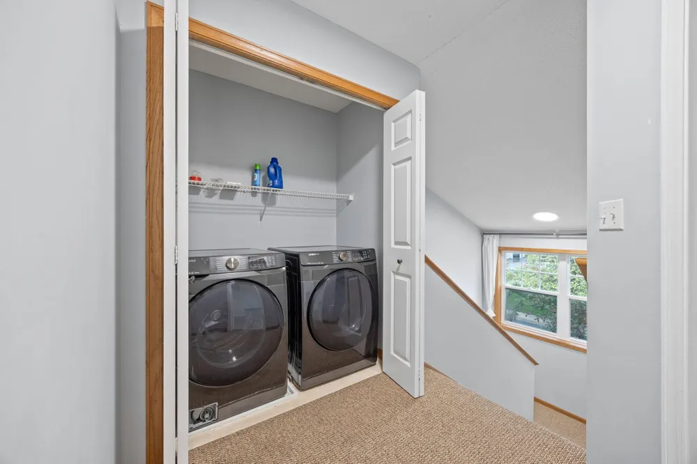 1686 Village Trail E #2 Maplewood, MN 55109