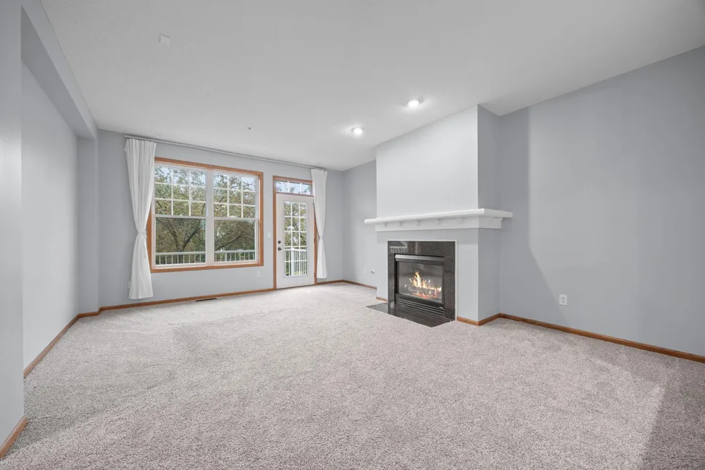 1686 Village Trail E #2 Maplewood, MN 55109