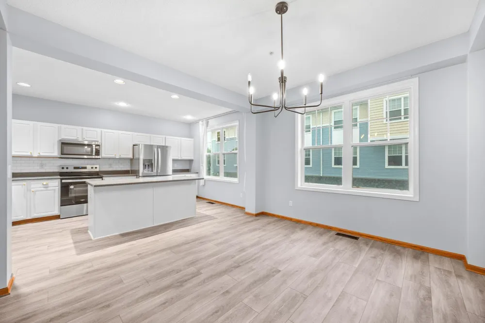 1686 Village Trail E #2 Maplewood, MN 55109