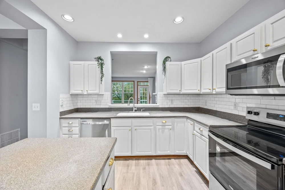 1686 Village Trail E #2 Maplewood, MN 55109