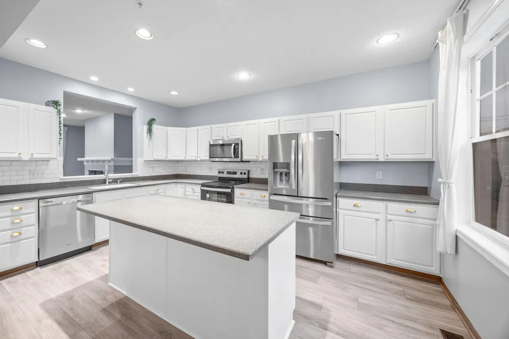 1686 Village Trail E #2 Maplewood, MN 55109