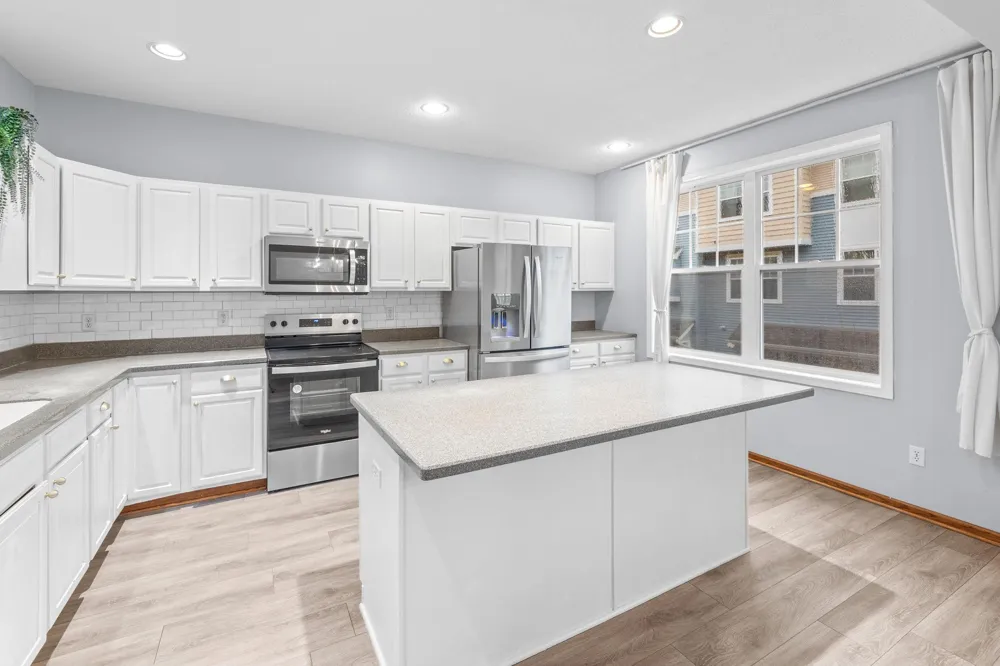 1686 Village Trail E #2 Maplewood, MN 55109