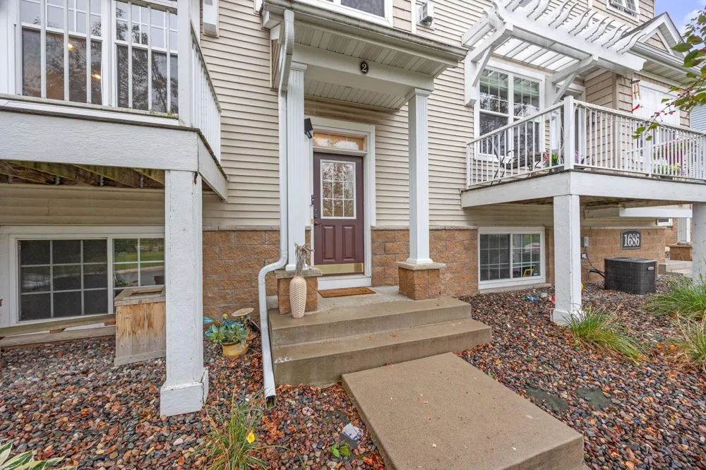 1686 Village Trail E #2 Maplewood, MN 55109
