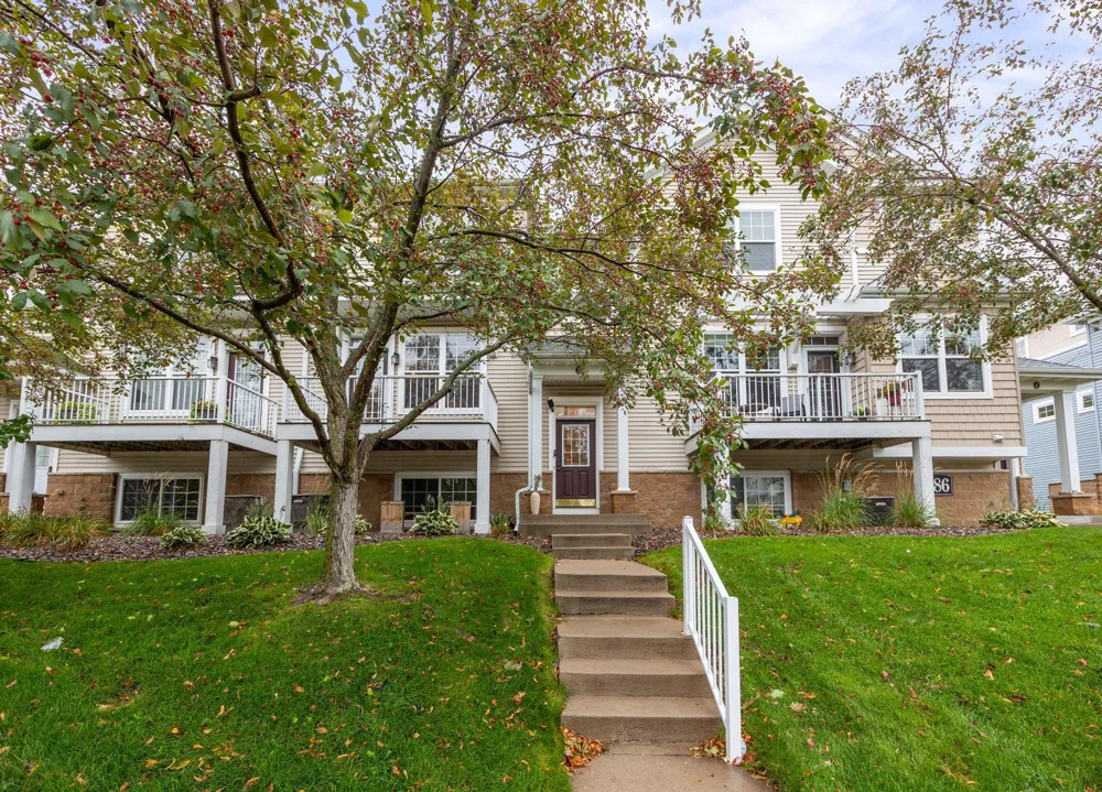 1686 Village Trail E #2 Maplewood, MN 55109
