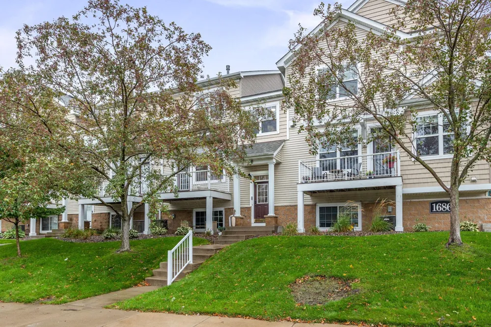 1686 Village Trail E #2 Maplewood, MN 55109