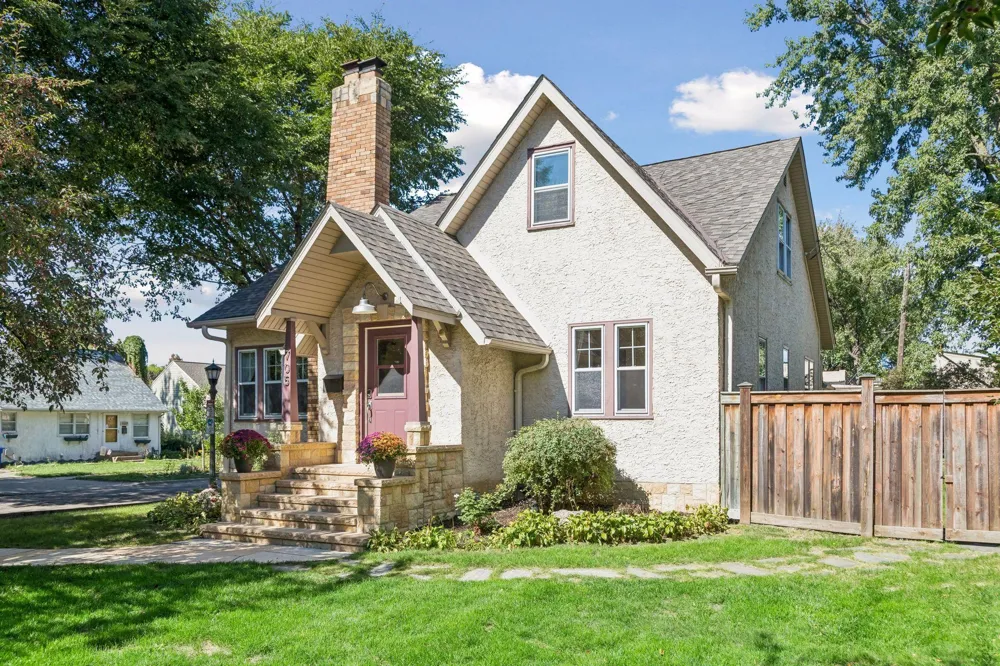 705 Wheelock Parkway W Saint Paul, MN 55117