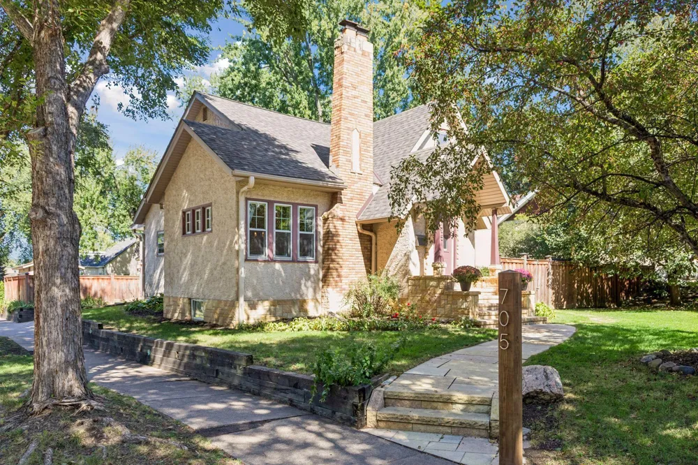 705 Wheelock Parkway W Saint Paul, MN 55117