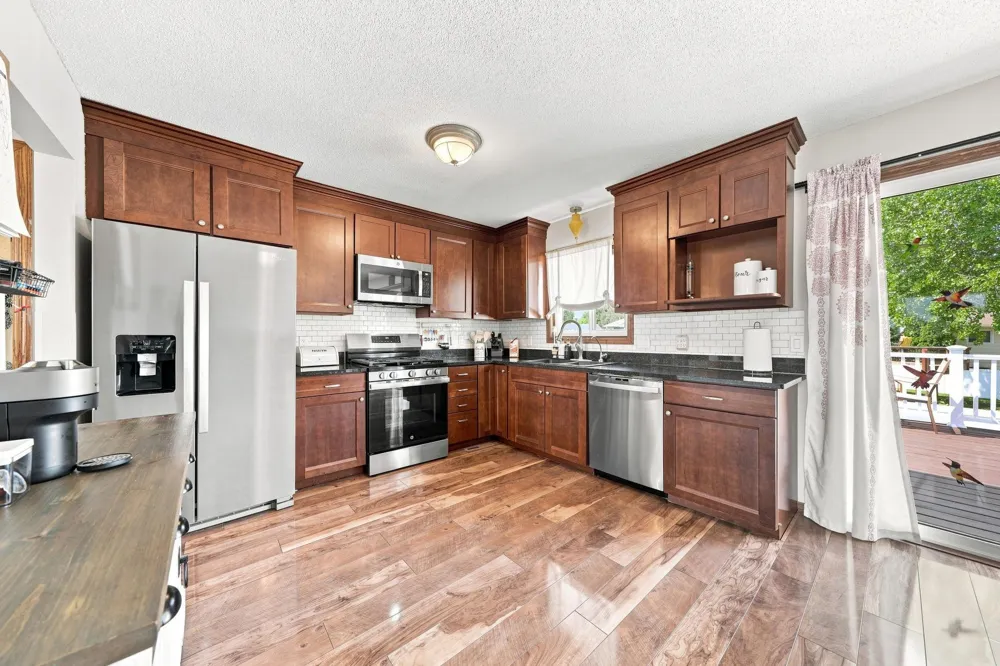 2201 Kessler Lane Chaska, MN 55318