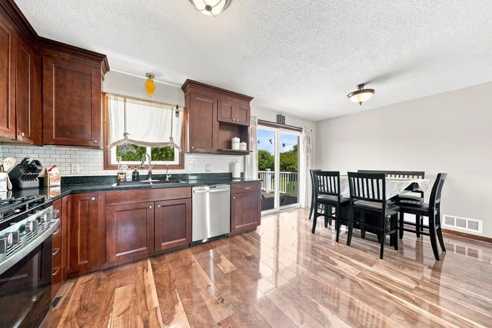 2201 Kessler Lane Chaska, MN 55318