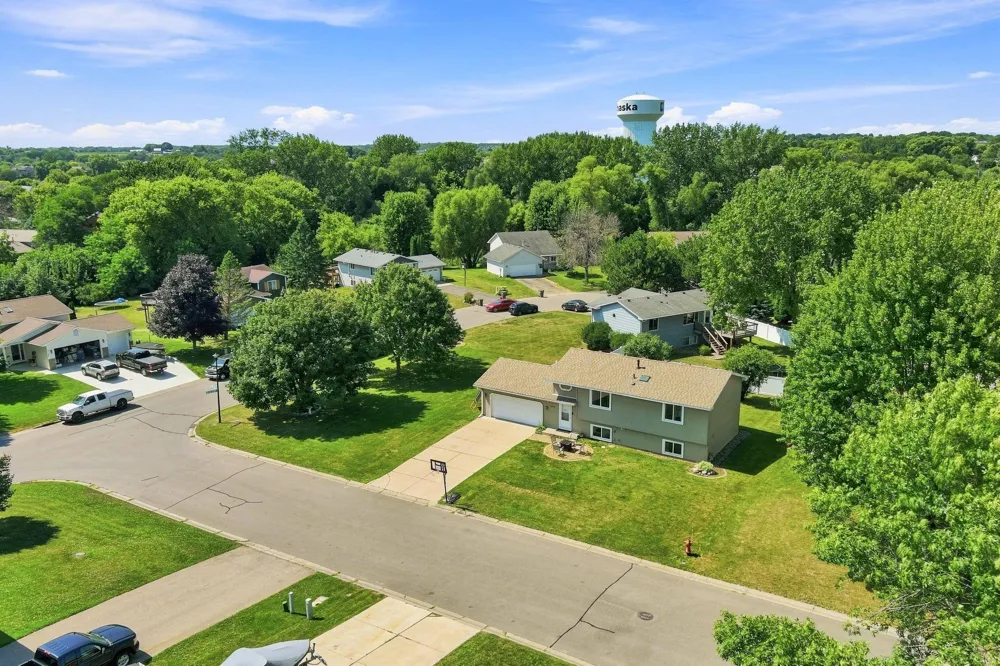 2201 Kessler Lane Chaska, MN 55318