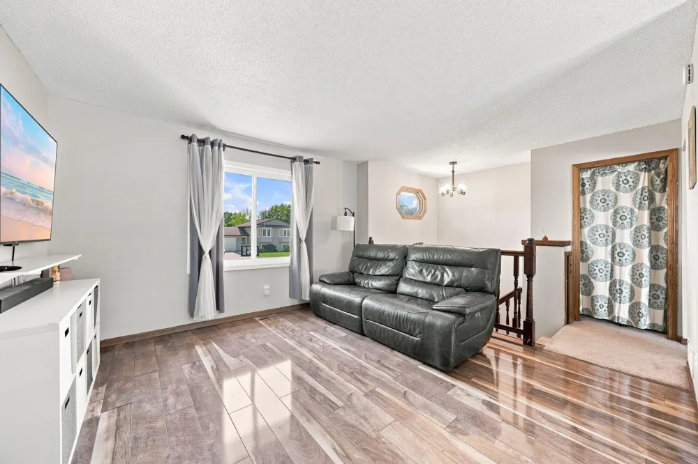 2201 Kessler Lane Chaska, MN 55318