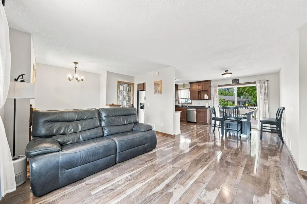 2201 Kessler Lane Chaska, MN 55318