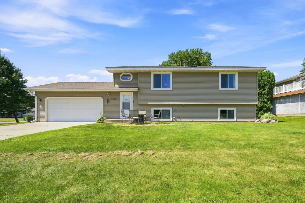 2201 Kessler Lane Chaska, MN 55318