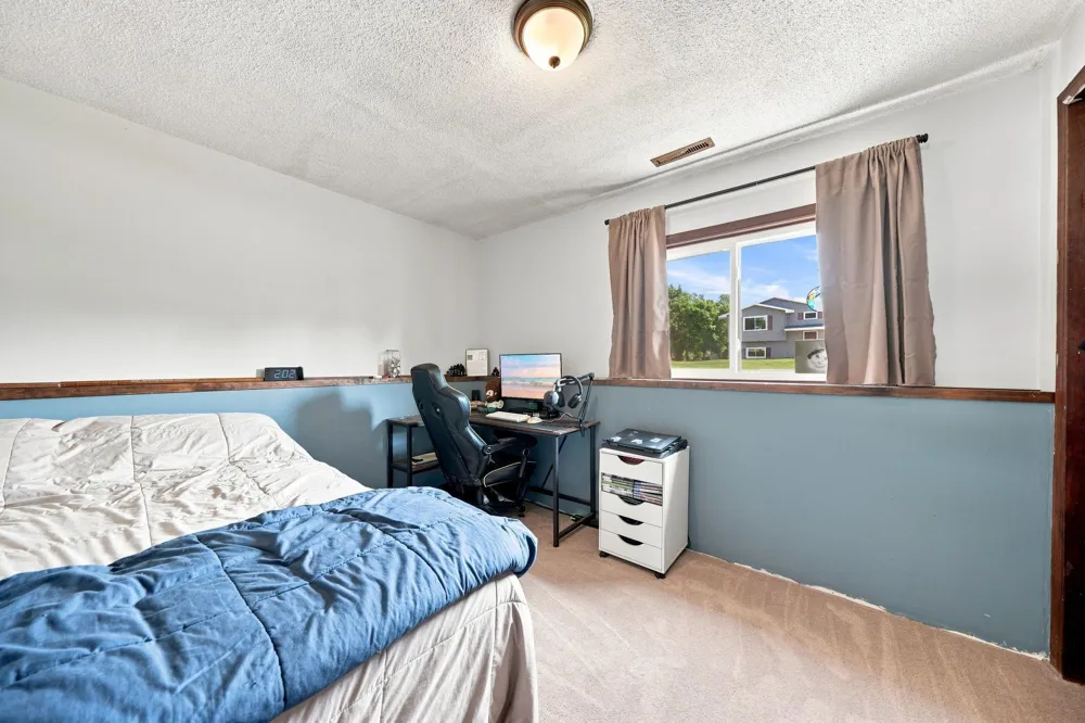 2201 Kessler Lane Chaska, MN 55318