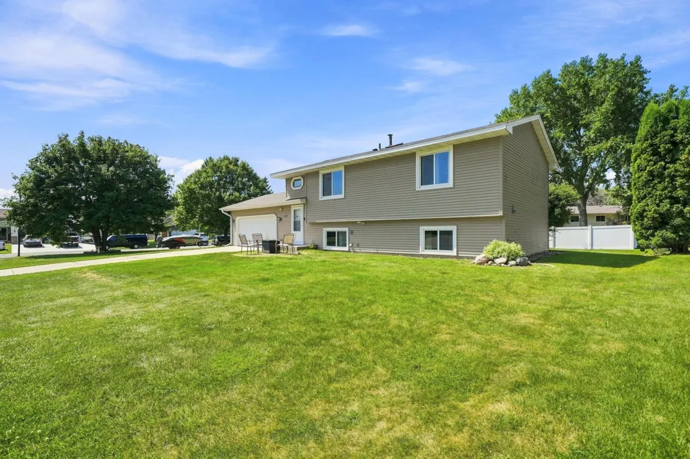 2201 Kessler Lane Chaska, MN 55318