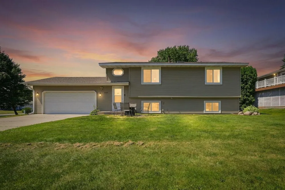 2201 Kessler Lane Chaska, MN 55318