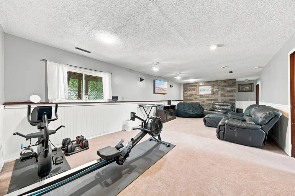 2201 Kessler Lane Chaska, MN 55318