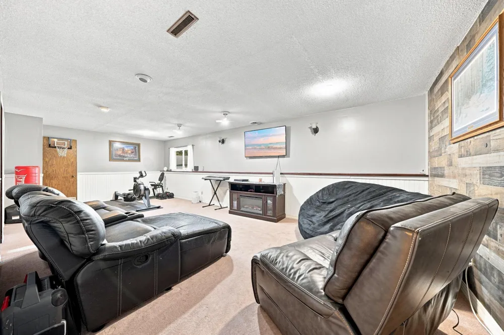 2201 Kessler Lane Chaska, MN 55318
