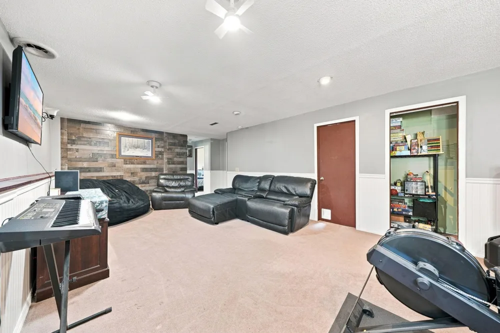 2201 Kessler Lane Chaska, MN 55318