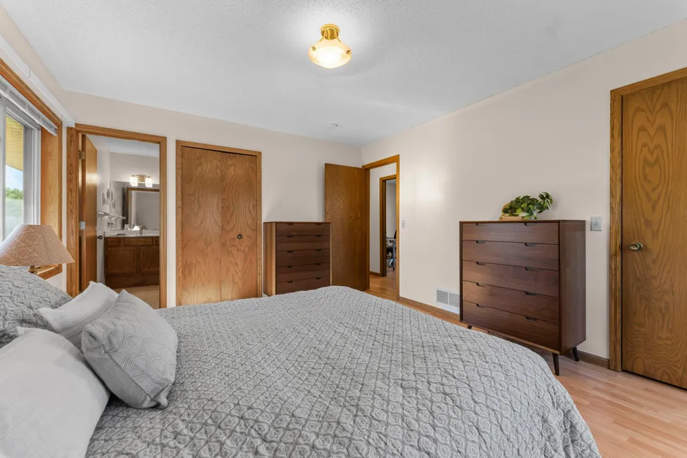 1013 Rushmore Drive Burnsville, MN 55306