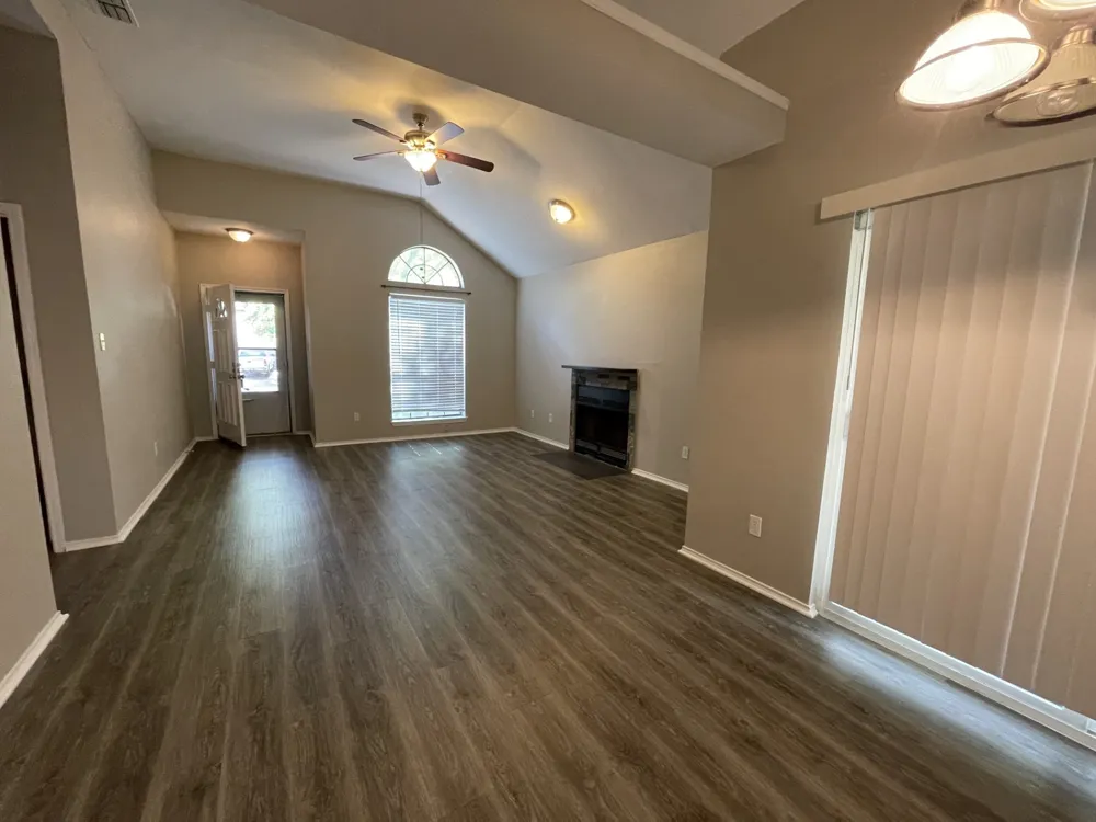 5737 STERLING GREEN TRAIL Arlington, TX 76017