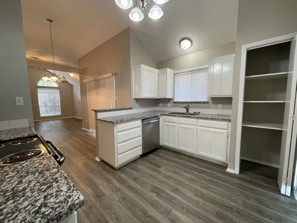 5737 STERLING GREEN TRAIL Arlington, TX 76017