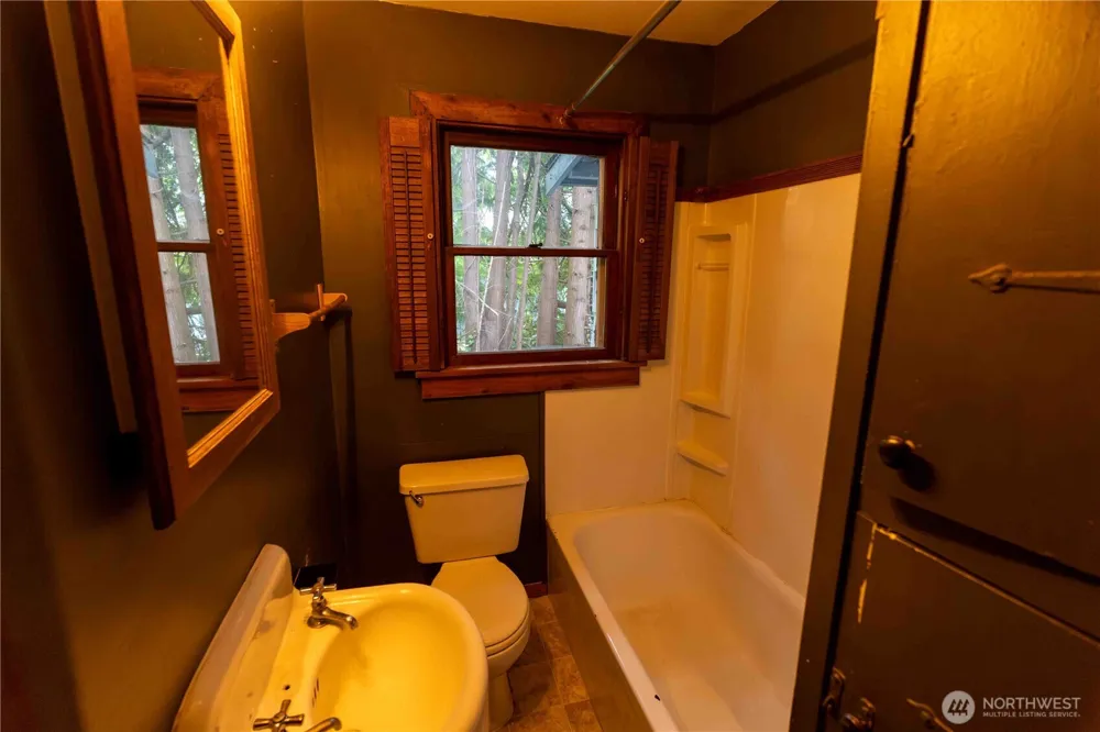 1083 Chuckanut Drive Bellingham, WA 98229