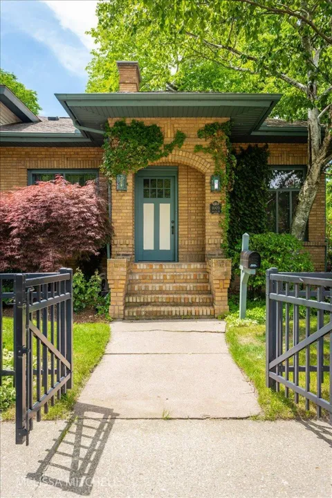 1009 Breton Road SE