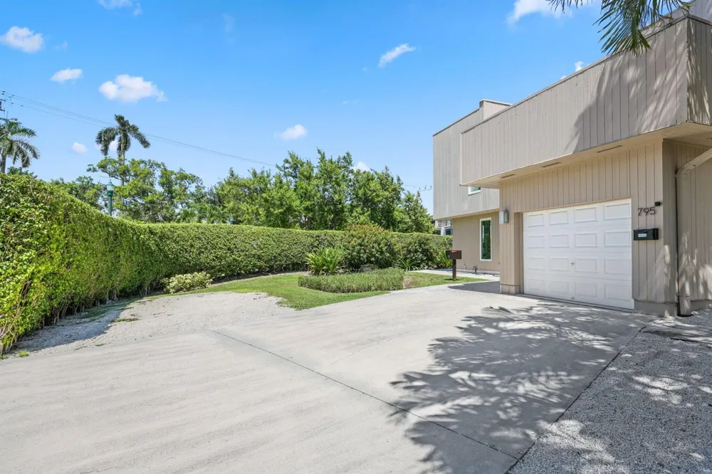 795 Andrews Avenue Delray Beach, FL 33483