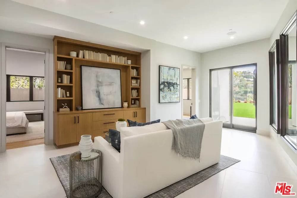 286 Quadro Vecchio Drive Los Angeles, CA 90272